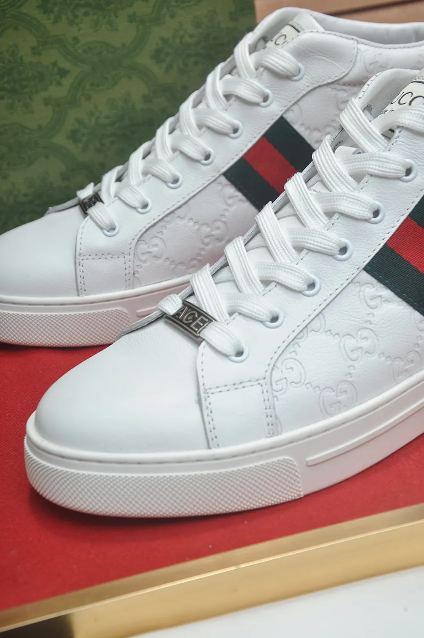 Men's shoes 💰480💶【GUCCI】1:1 men's sports shoes from the official website are now on the market. They are made of original silk cowhide + first-layer sheepskin lining, plus the original 1:1 comfortable outsole from the official website. Fashionable and versatile, super comfortable and breathable! Available in 2 colors: black, standard shoe size 38/45 (custom-made size 45 is non-refundable)